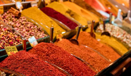 Spices-sale-stand-Istanbul-Egyptian-Bazaar